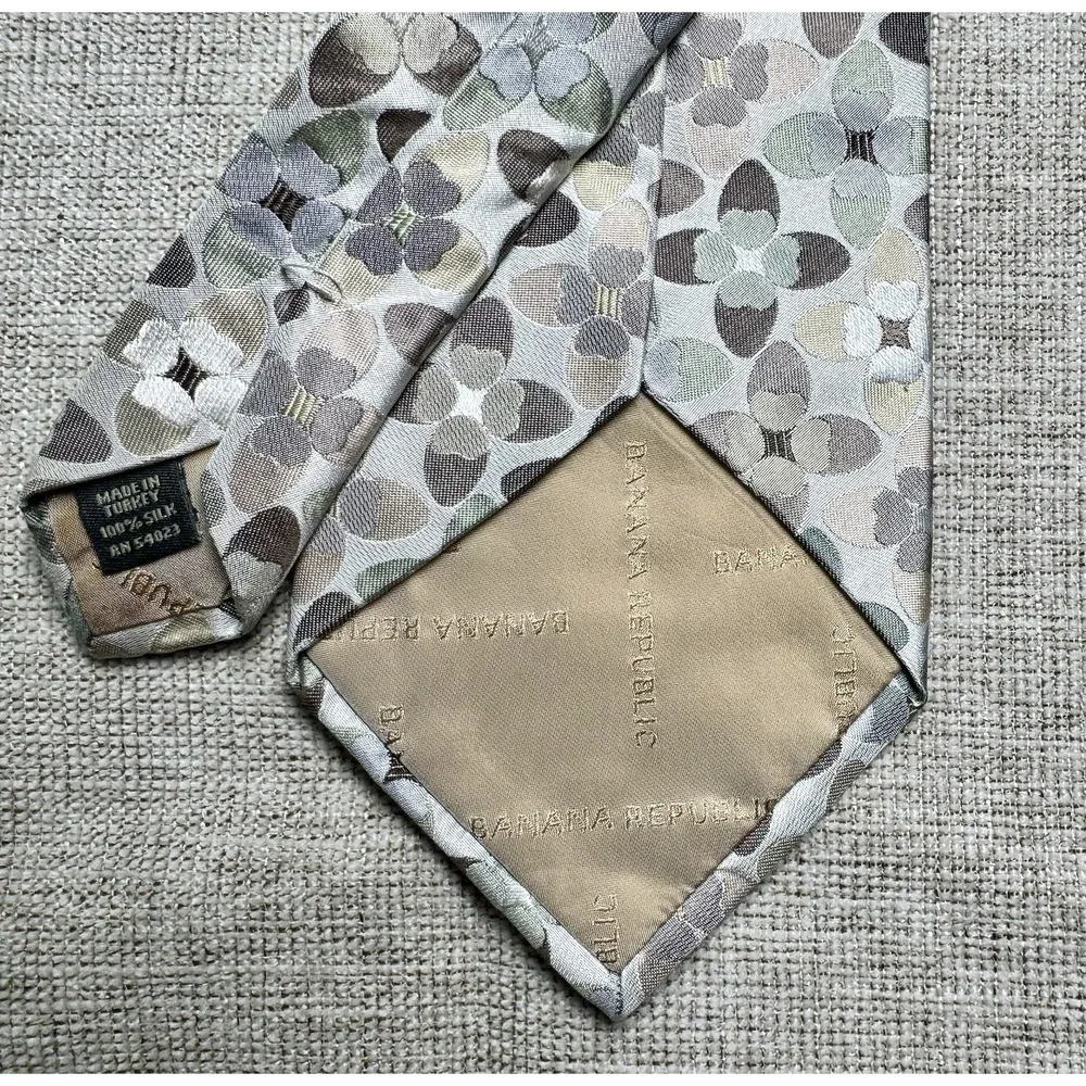 EUC Banana Republic Floral Gray Tan Beige Muted Silk Tie‎ Necktie Made In Turkey